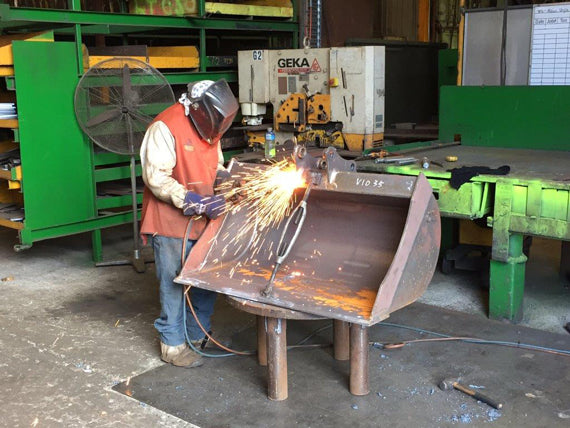 Frank attaches bracket to GP bucket